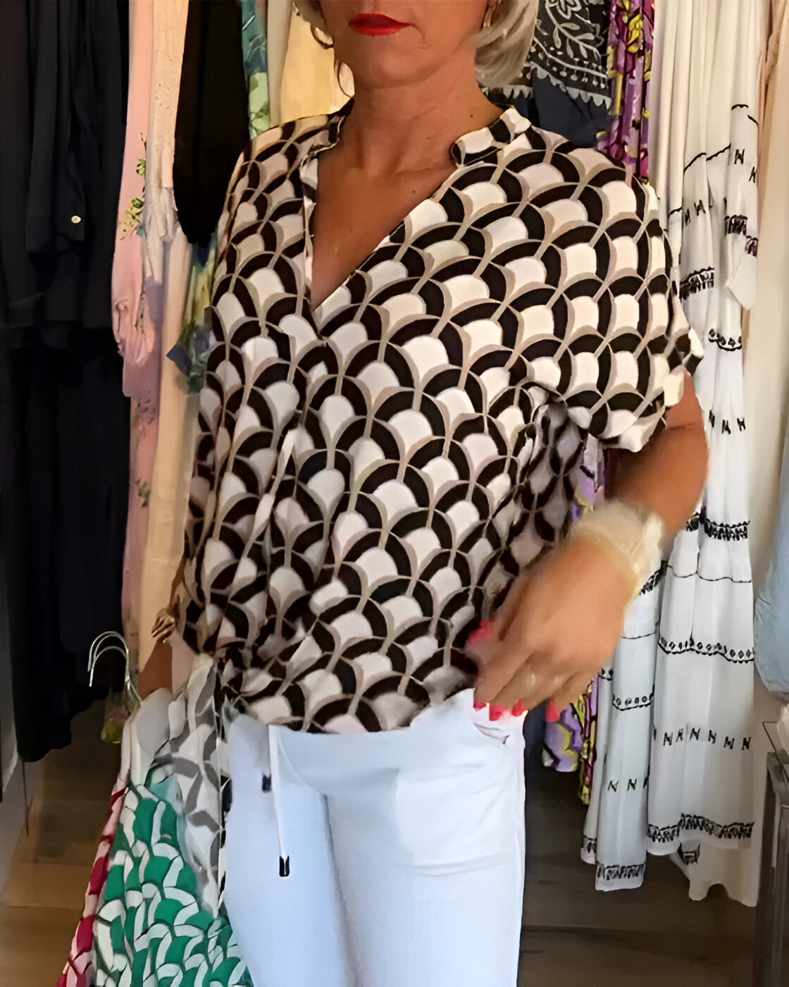 ELENA – Άνετη μπλούζα με εκτύπωση και V-λαιμόκοψη